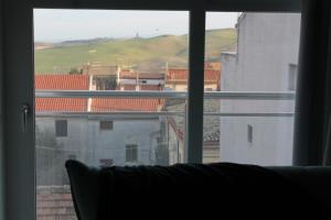 widok miasta z okna w obiekcie Vista Normanna w mieście Pietra Montecorvino