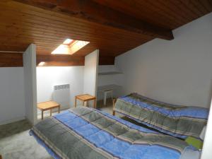 ビスカロッス・プラージュにあるLes Flots Bleus Etageのベッドルーム1室(ベッド2台、天窓付)