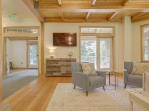 Una sala de estar con dos sillas y un televisor. en The Coho Lodge at Government Camp - Meredith Lodging, en Government Camp