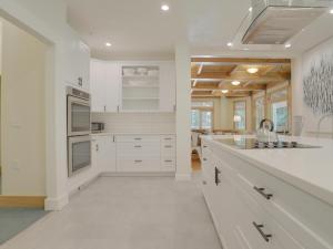 Una cocina con gabinetes blancos y un horno de estufa. en The Coho Lodge at Government Camp - Meredith Lodging, en Government Camp