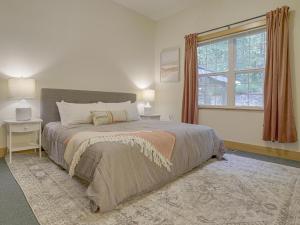 Un dormitorio con una cama grande y una ventana en The Coho Lodge at Government Camp - Meredith Lodging, en Government Camp