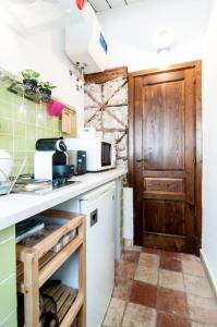 敘拉古的住宿－A 50 passi dal Tempio di Apollo，厨房配有白色的柜台和木门