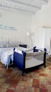 敘拉古的住宿－A 50 passi dal Tempio di Apollo，一间医院间,配有两张床和一张桌子