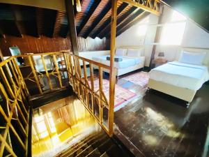 einen Blick über ein Schlafzimmer mit einem Bett und einer Treppe in der Unterkunft Dostlar Konagi in Şahinbey