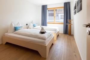 1 dormitorio con 2 camas y ventana en Pranursa, en Arosa