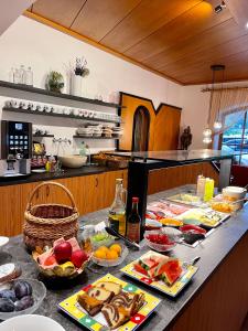 una cocina con un montón de comida en un mostrador en Hotel Sonnenhof - bed & breakfast & appartements en Innsbruck