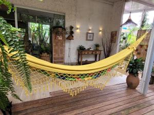 Casa Dharma - Conforto e Silêncio في ألتو بارايسو دي غوياس: أرجوحة صفراء معلقة من الشرفة