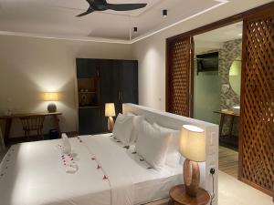 TOA Hotel & Spa Zanzibar客房内的一张或多张床位