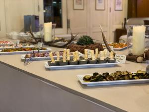 een buffet van verschillende soorten eten op een tafel bij Hotel Senningerbräu in Bramberg am Wildkogel