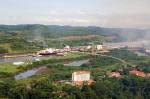 uma cidade com um rio e uma ponte em Holiday Inn Panama Canal, an IHG Hotel em Cidade do Panamá