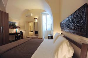 een slaapkamer met een bed en een bureau in een kamer bij Negramaro Suite B&B in Lecce