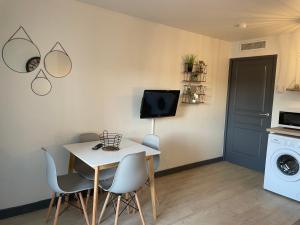 Kuchyňa alebo kuchynka v ubytovaní Appartement ds résidence privée avec piscine à 5 min à pied plage!!