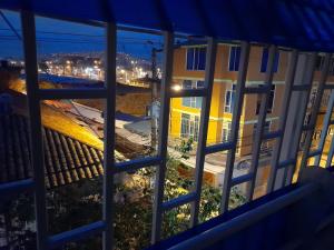 widok na ulicę z balkonu w nocy w obiekcie Hotel La Terraza 2020 w mieście Soacha