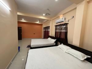 Ein Bett oder Betten in einem Zimmer der Unterkunft Hotel Krishna Paradise