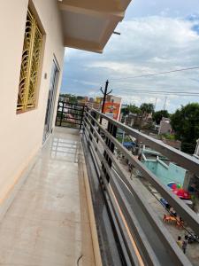 Ein Balkon oder eine Terrasse in der Unterkunft Hotel Krishna Paradise