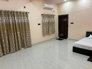 Ein Bett oder Betten in einem Zimmer der Unterkunft Hotel Krishna Paradise