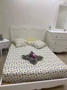 łóżko z pluszakiem siedzącym na nim w obiekcie Villa avec piscine w mieście Triffa