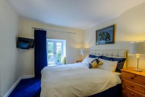 Un dormitorio con una cama grande y una ventana en Pen-Y-Bont Hotel, en Tal-y-llyn