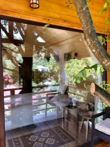 una veranda riparata di una casa sull'albero di Domeniul Horj Casa din Stejar Moisei a Moisei
