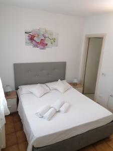 a white bed with two white towels on it at Vivi Vicenza in Vicenza