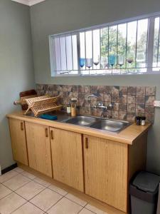 eine Küche mit Spüle und ein Fenster darüber in der Unterkunft Budler Stay, 3 Bedroom, Self Catering apartment in Upington