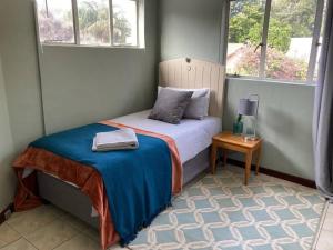 Dormitorio pequeño con cama y mesa en Budler Stay, 3 Bedroom, Self Catering apartment, en Upington