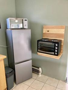 eine Küche mit einer Mikrowelle auf dem Kühlschrank in der Unterkunft Budler Stay, 3 Bedroom, Self Catering apartment in Upington
