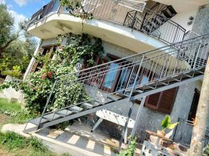 eine Treppe, die zu einem Haus mit Blumen führt in der Unterkunft Le Voyageur Cilento in Vibonati