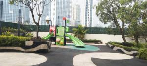 - une aire de jeux avec toboggan dans un parc avec des bâtiments dans l'établissement U Residence Tower2 Lippo Karawaci by supermal, à Klapadua