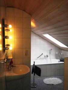 Ferienwohnung Gruß aus Partenkirchen tesisinde bir banyo