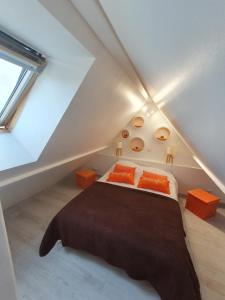 um quarto com uma cama num sótão em Grand gîte Touraine 300m2 em La Membrolle-sur-Choisille