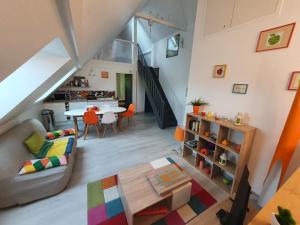 uma sala de estar com um sofá e uma mesa em Grand gîte Touraine 300m2 em La Membrolle-sur-Choisille