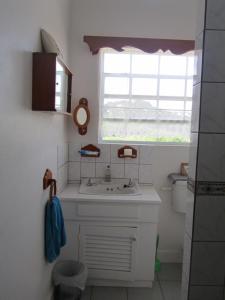 Delightful 4bed modern villa with WiFI في جزيرة جورس: حمام مع حوض ونافذة