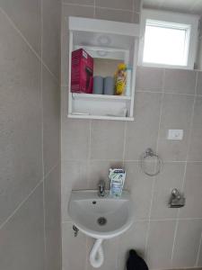 een badkamer met een wastafel en een raam bij apartman Vrdničak 1 in Vrdnik