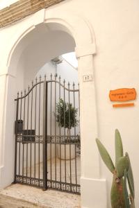 een zwarte poort met een standbeeld van een konijn ernaast bij Negramaro Suite B&B in Lecce