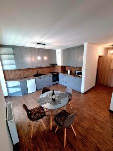 cocina con mesa y sillas en una habitación en Apartament 'U PODNÓŻA GROMADZYNIA' en Ustrzyki Dolne