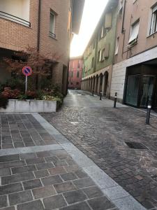 eine Kopfsteinpflasterstraße in einer Stadt mit Gebäuden in der Unterkunft Supercentral one room flat, 16 min to Bergamo airport in Alzano Lombardo