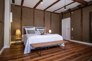 una camera con un grande letto e un pavimento in legno di Gutshaus Zarchlin a Zarchlin