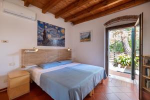 ヴェローナにあるCorte Roveggia - Monolocale Van Goghのベッドルーム1室(ベッド1台、大きな窓付)
