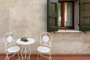 ヴェローナにあるCorte Roveggia - Monolocale Van Goghの椅子2脚