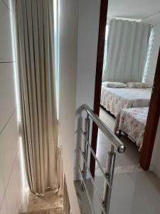 ein kleines Zimmer mit einem Bett und einem Fenster in der Unterkunft Apartamento Duplex - a 3 min da Praia apé, Próximo Axé Moi e ToaToa in Porto Seguro + 14 Fotos