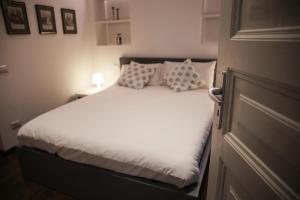 A bed or beds in a room at 7 Seven