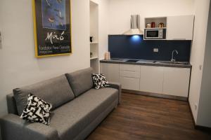 A kitchen or kitchenette at 7 Seven