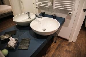 A bathroom at 7 Seven