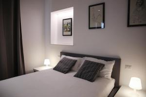 A bed or beds in a room at 7 Seven