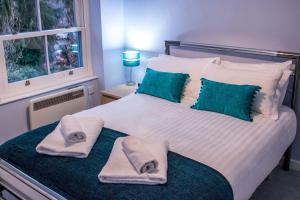 מיטה או מיטות בחדר ב-Beautiful 1-Bed Apartment in central Ulverston