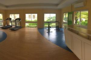 Фитнес център и/или фитнес съоражения в Cozy 2BR condo near SM seaside/Cebu Ocean Park