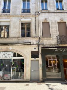 une façade d'un bâtiment avec deux fronts de magasin dans l'établissement Superbe Loft, Chalon sur Saône, à Chalon-sur-Saône