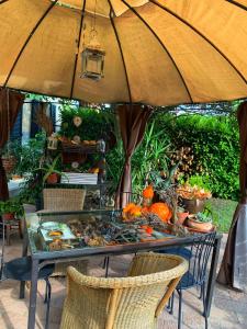 un paraguas sobre una mesa con comida. en Cà del Prete country room en Valenza