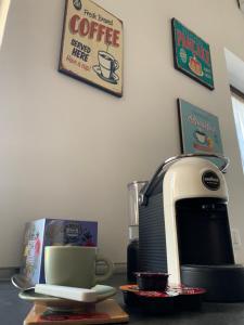 eine Kaffeemaschine und eine Kaffeetasse auf der Theke in der Unterkunft Cà del Prete country room in Valenza